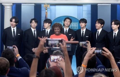 "스마트폰은 내려주세요"…백악관 대변인 요청에도 BTS 찍기 바쁜 취재진