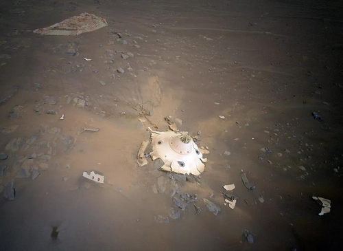 퍼서비어런스 착륙과정에서 이용된 낙하산과 원뿔형 하부 덮개 잔해