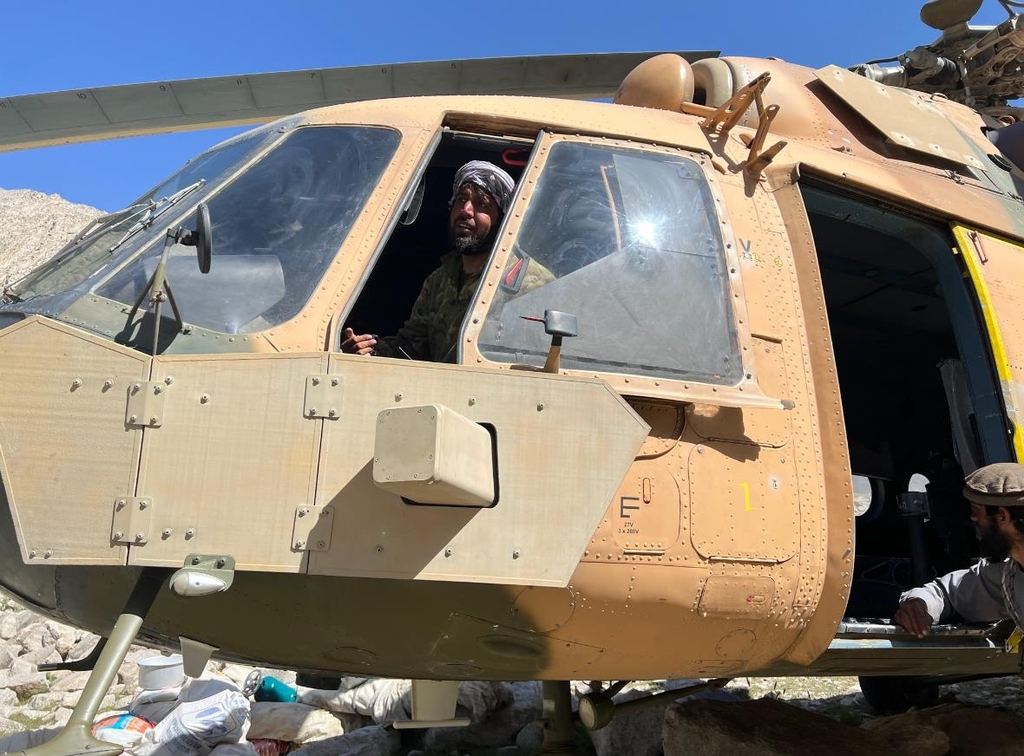 NRF가 노획한 것으로 알려진 탈레반의 헬기.