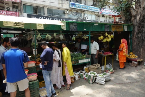  인도 뉴델리의 시장 야채가게 모습.