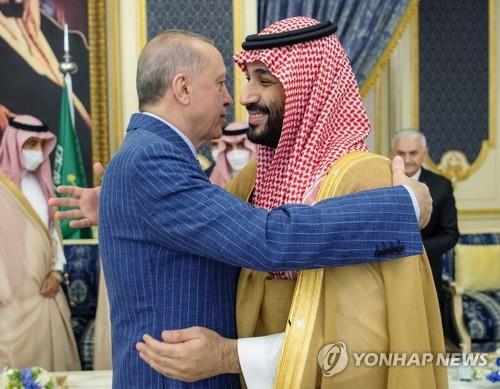 지난 4월 사우디 제다를 방문해 무함마드 왕세자와 포옹하는 에르도안 터키 대통령