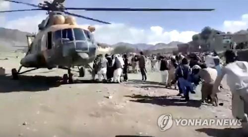 22일 아프가니스탄 강진 발생 지역인 파크티카주에서 부상자를 헬기로 옮기는 모습.