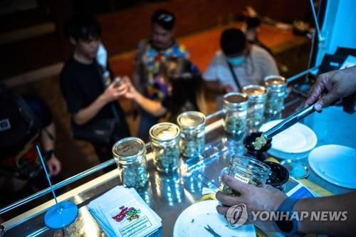 대마 마약류 제외 결정 이후 방콕 시내에 등장한 대마 판매 트럭.2022.6.13