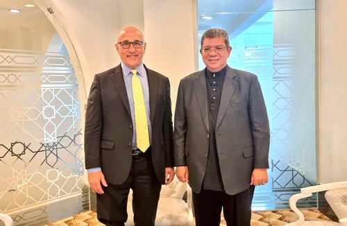 톰 앤드루스 유엔 미얀마 인권 특별보고관(왼쪽)과 사이푸딘 말레이시아 외교장관