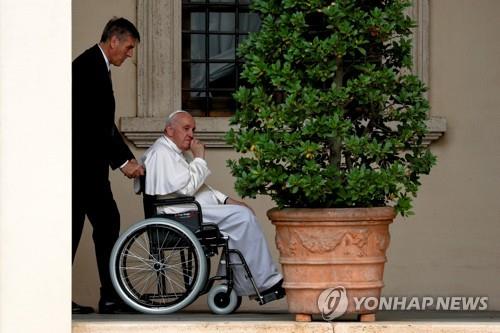 휠체어를 타고 이동하는 프란치스코 교황 [로이터 연합뉴스. 재판매 및 DB 금지] 