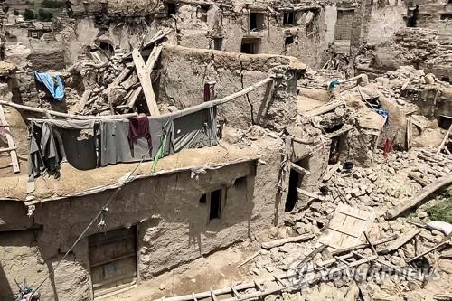강진으로 무너진 아프간 파크티카 지역 주택들
