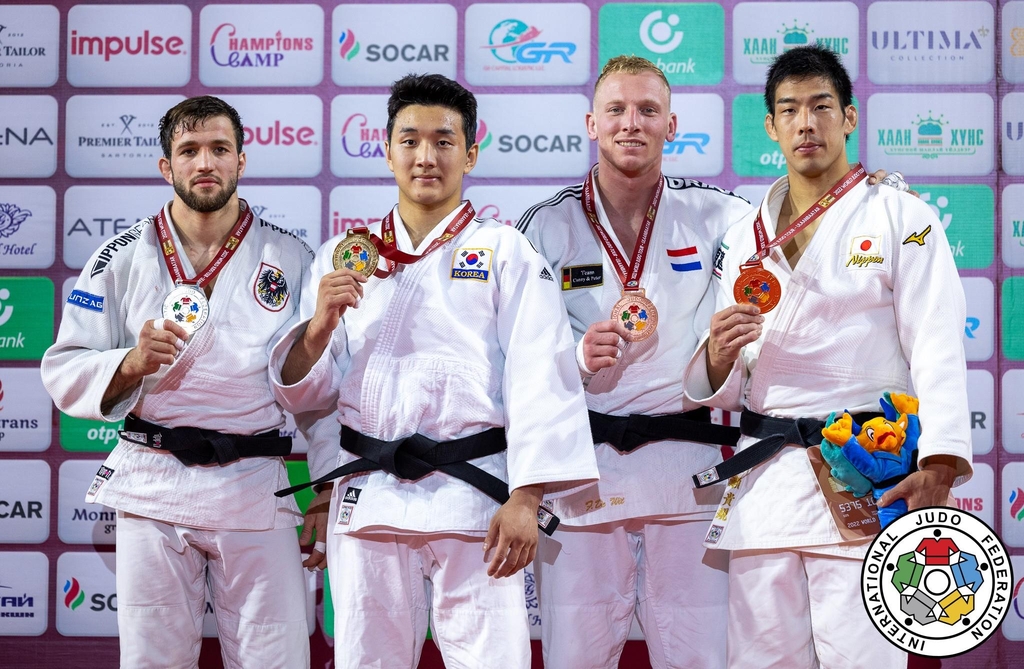 금메달 획득한 이준환(왼쪽에서 두 번째)