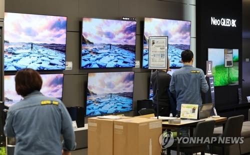 서울의 한 대형마트의 삼성전자 TV 매장
