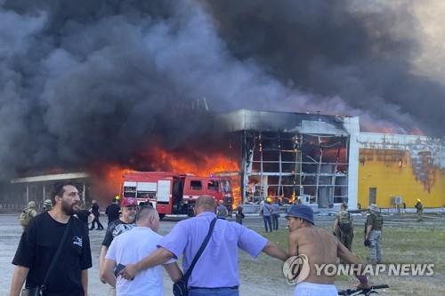 우크라 쇼핑몰 공습 사망자 18명으로 늘어…36명 실종
