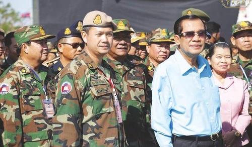 훈센(오른쪽) 캄보디아 총리와 아들인 훈 마넷(왼쪽) 캄보디아군 사령관 