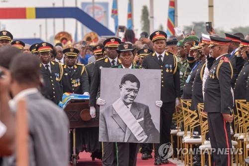 콩고 독립영웅 루뭄바 금니 유해 안장…벨기에서 61년만에 귀국