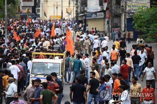 지난달 30일 힌두교 단체 활동가들과 시위대가 재단사 칸하이야 랄의 살해 사건에 항의하는 시위를 벌이고 있다. [AFP 연합뉴스 자료사진. 재판매 및 DB 금지]