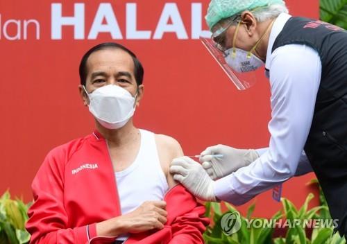 백신 접종하는 조코 위도도 인도네시아 대통령