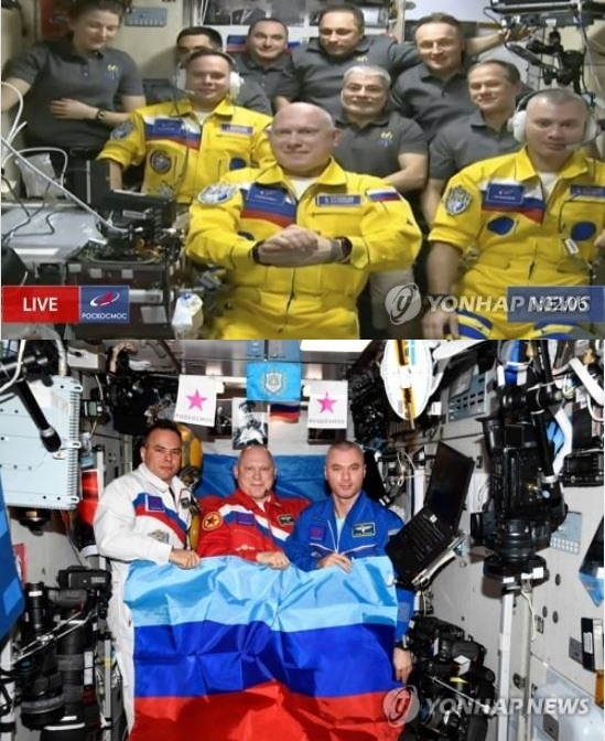 러시아 우주인들이 우크라 국기와 유사한 우주복을 입은 모습(위)과 루한스크 깃발을 든 모습(아래)[AP AFP 연합뉴스 자료사진. 재판매 및 DB 금지]