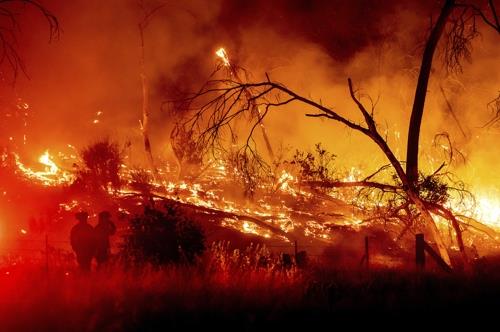 4일 밤(현지시간) 미 캘리포니아의 일렉트라 산불을 진화하는 소방관들
