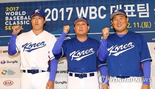 2017 WBC 대표팀 김인식 감독과 대표 선수 양의지(오른쪽), 차우찬