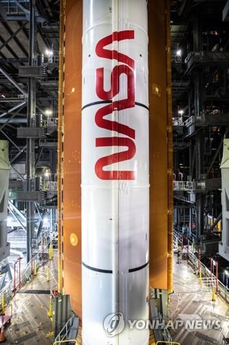 아르테미스1 미션을 수행할 로켓인 우주발사시스템(SLS)에 새겨진 NASA 로고 
