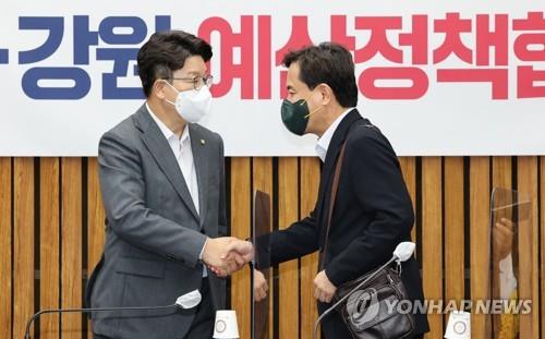  인사하는 권성동 당대표 직무대행과 김진태 강원도지사