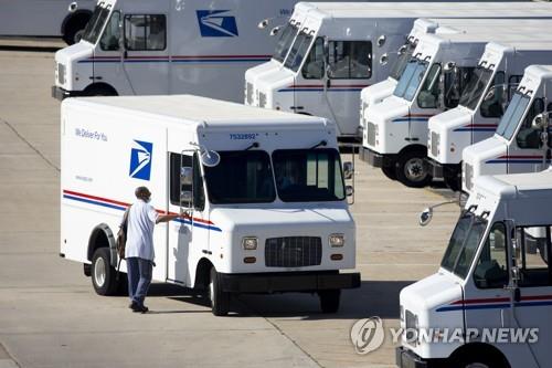 美 연방우체국 "새 우편배달 트럭 40%를 전기차로 교체"