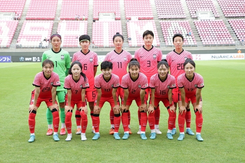 대만전을 앞두고 기념 촬영한 한국 여자축구 국가대표 선수단.