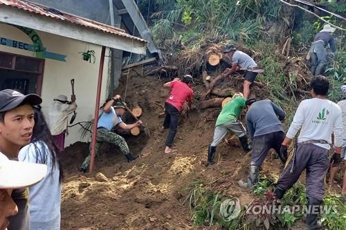 필리핀 지진 산사태 현장서 구조 작업 하는 구조대원들