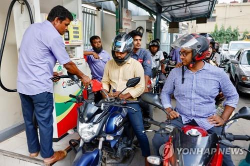 방글라데시 다카 주유소에서 6일 오토바이에 기름을 넣는 사람들.