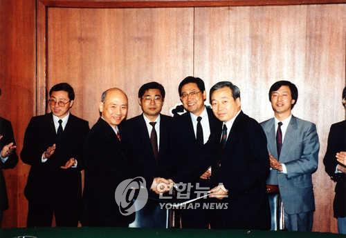 1992년 4월 11일 한중투자 협정서 교환하는 한중 외교 당국자들
