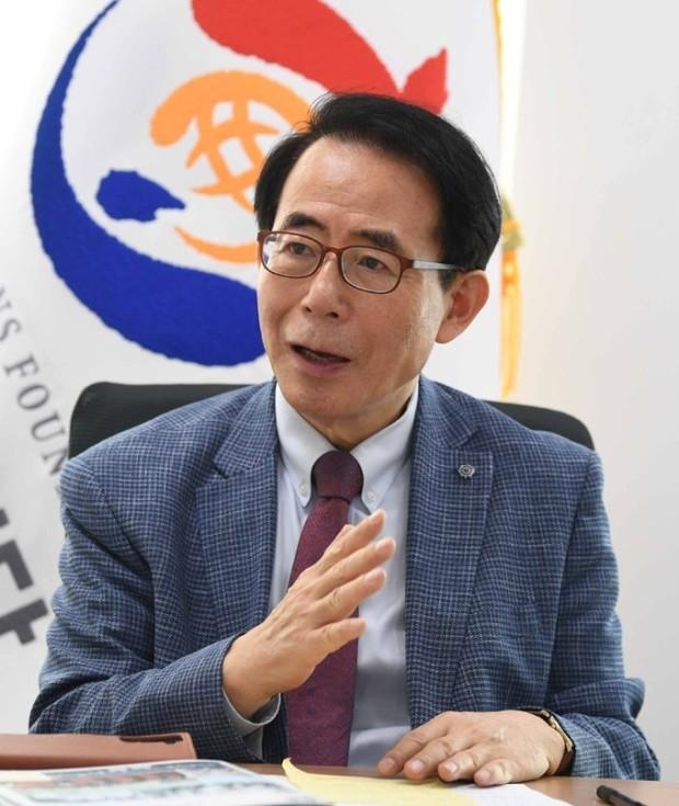 "제2 건국운동 펼치자"고 주장하는 김성곤 재외동포재단 이사장