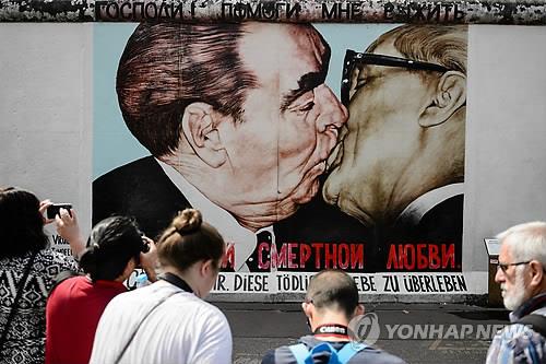 베를린 장벽에 그려진 '형제의 키스'