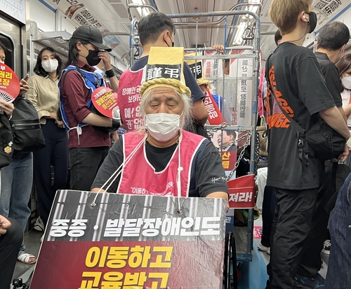 전장연, '尹정부 100일' 지하철 시위 재개…열차 지연(종합)