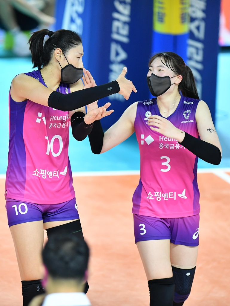 김연경(왼쪽)과 세터 박혜진