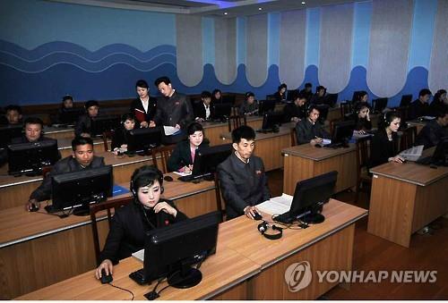 지난 2015년 사이버 강의 듣는 북한 능라곱등어관 종업원들