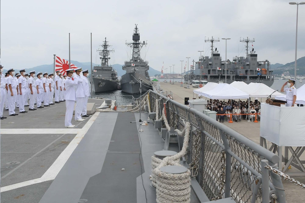 이달 10일 일본 해상자위대의 함대 귀환 행사에 게양된 욱일기 [일본 해상자위대 트위터]