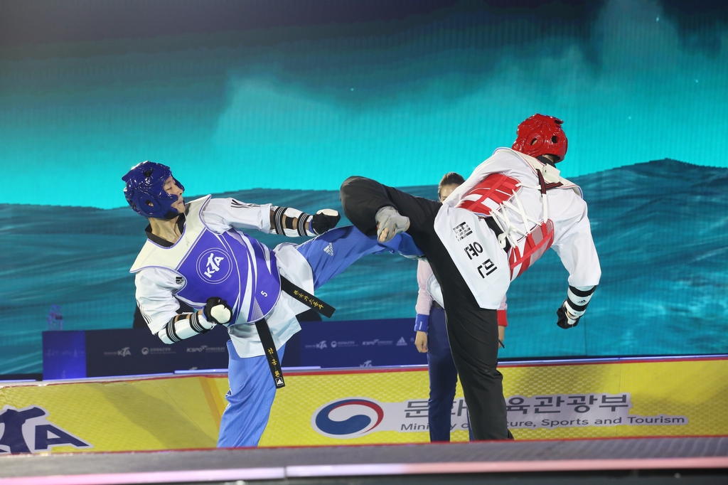 남궁환(왼쪽)이 75㎏초과급 결승에서 배윤민과 경기하는 모습.