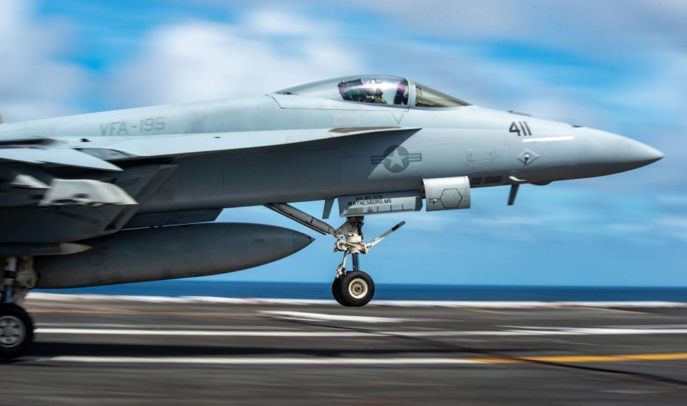 미 해군이 13일 공개한 로널드 레이건호에 착륙하는 F/A-18E 슈퍼호넷 모습
