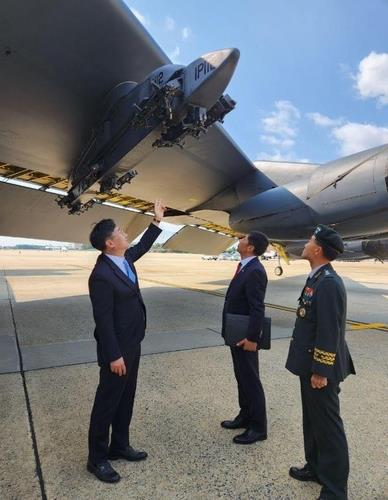 B-52 핵탄두 탑재 부분 확인하는 한국정부 대표단