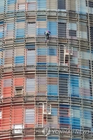환갑맞은 '프랑스 스파이더맨', 파리 48층 빌딩 벽 타고 올라