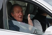 '추문'에 고국 떠난 스페인 전 국왕, 여왕 장례식 참석해 빈축