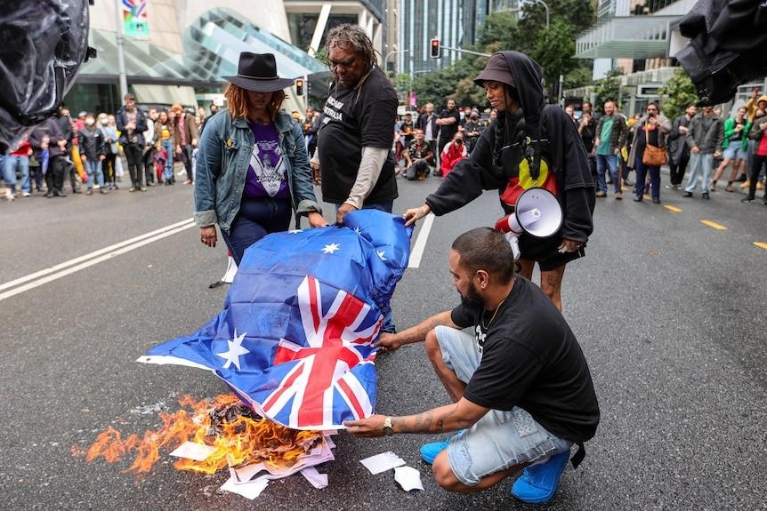 호주 브리즈번에서 열린 군주제 철폐 시위에서 호주 국기를 불태우는 시위대