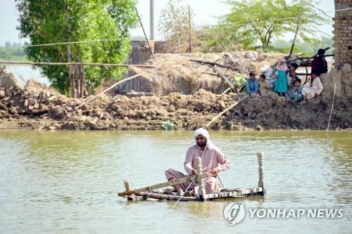  파키스탄 발루치스탄의 홍수로 물에 잠긴 마을에서 뗏목을 탄 주민.