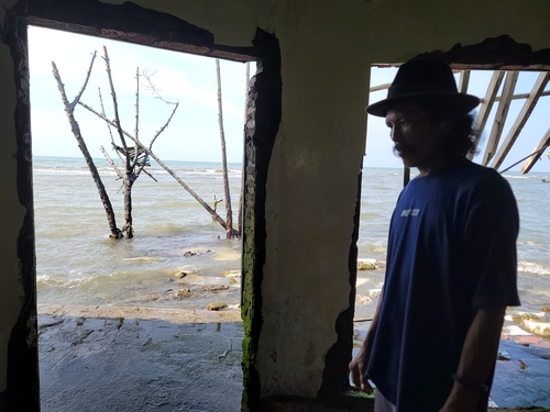  "집 문 열면 바닷물이 출렁"…가라앉는 인도네시아 어촌