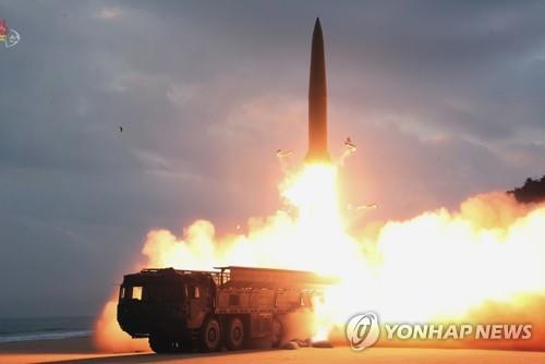 [2보] 북한, 탄도미사일 발사…美핵항모 입항 '무력시위'