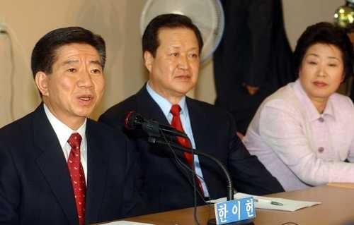 2002년 5월29일 당시 노무현 민주당 대선후보가 부산을 방문했을 때 모습 [연합뉴스 자료사진]