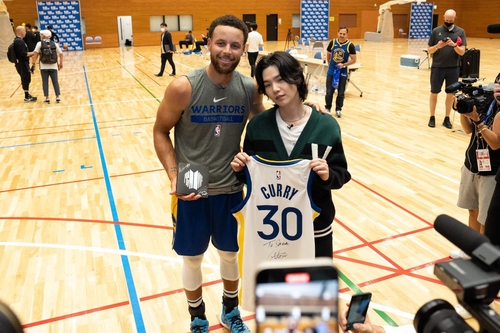 NBA 스타 커리, BTS 슈가와 만남…"온 가족이 팬"