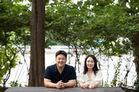 '텐트 밖은' 제작진 