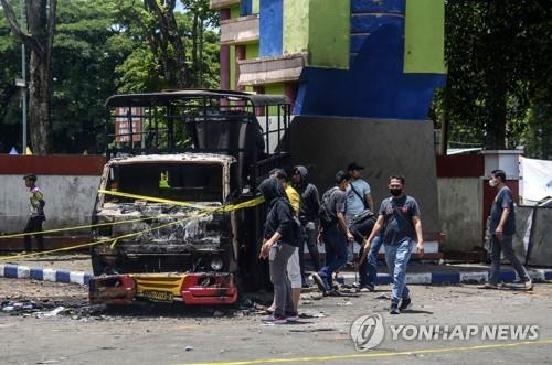 인도네시아 동부 자바주 축구장 인근에서 관중의 공격으로 불탄 차량.