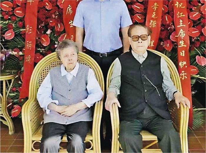 [홍콩 명보 캡처. 재판매 및 DB 금지]중국 소셜미디어에 올라온 사진. 장쩌민(오른쪽) 전 중국 국가주석이 부인과 함께 앉아있는 모습 뒤에 시진핑 주석 부부와 리커창 총리 부부가 보낸 축하 화환이 놓여있다. 