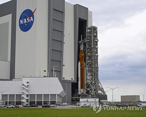 9월 27일 미국 항공우주국(NASA)의 조립동으로 옮겨지는 아르테미스Ⅰ 로켓