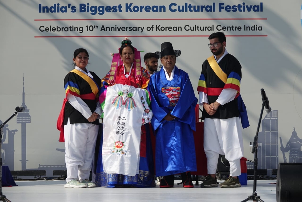 뉴델리 한국문화축제에서 전통혼례를 올린 인도인 부부