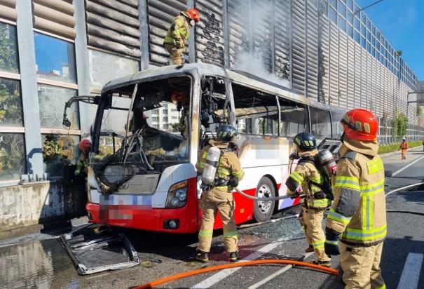 관광버스 화재 진압하는 소방관들